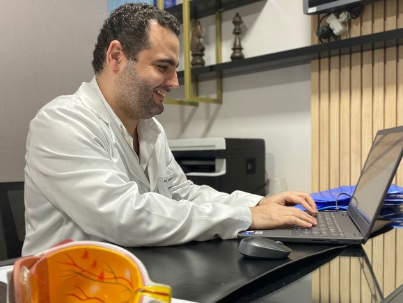 Dr. Juliano Machado durante consulta no consultório oftalmológico